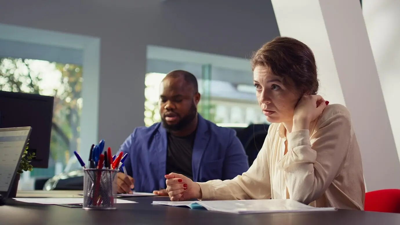 Агент передает клиентам договор купли-продажи для подписи после того, как они приняли решение о покупке.